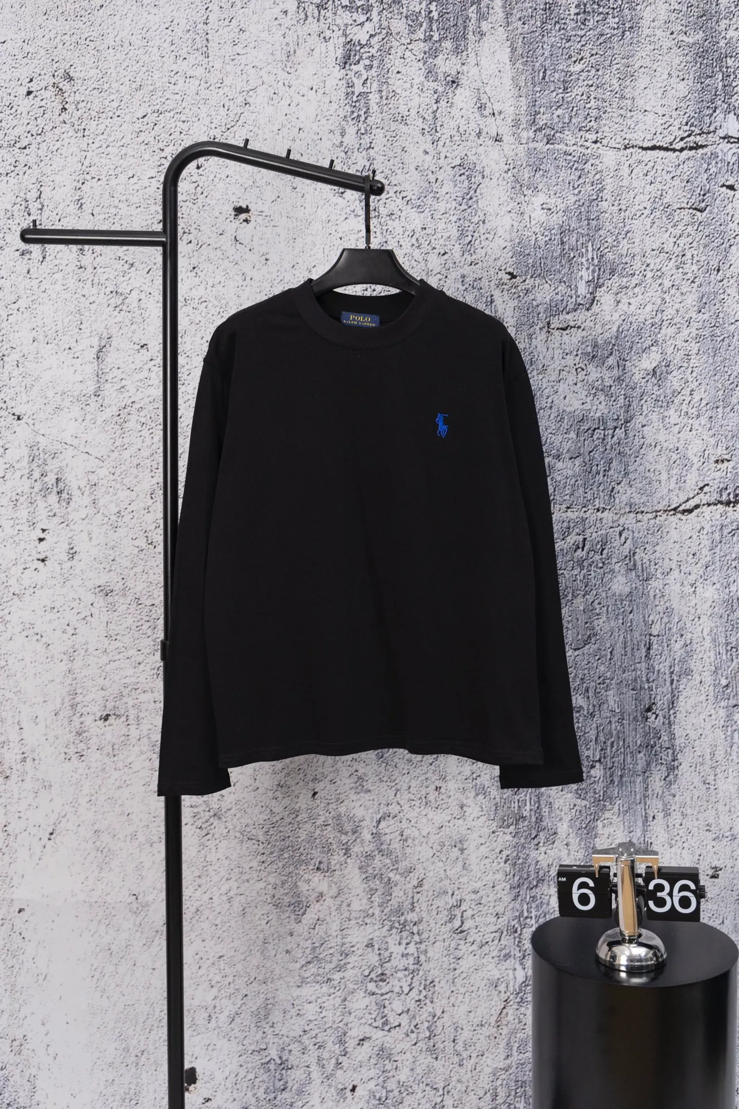 P190 Ralph Lauren solid color pony embroidered logo round neck long-sleeved T-shirt. New model on the market. 25ss. Heavy wash. The front panel is matched with a small logo and the back panel is patch-embroidered. Long-sleeved T-shirt for couples. A high-end simple style that you will never get tired of. Pocket patch embroidery is simple style. Advanced temperament. Perfect details. 💯 Classic logo logo on the upper body is super good-looking. Fabric: 300g. Size: s—xl. Color: black and white.